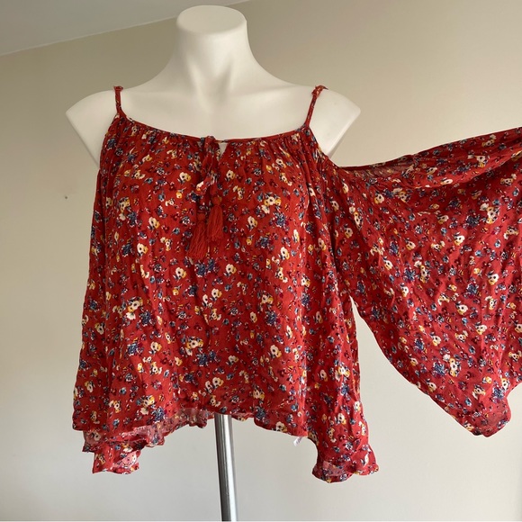 Socialite Cold Shoulder Top - Picture 1 of 2
